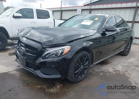 2017 Mercedes-Benz C 300 4Matic z USA, uszkodzony, nr VIN 55SWF4KB9HU229898